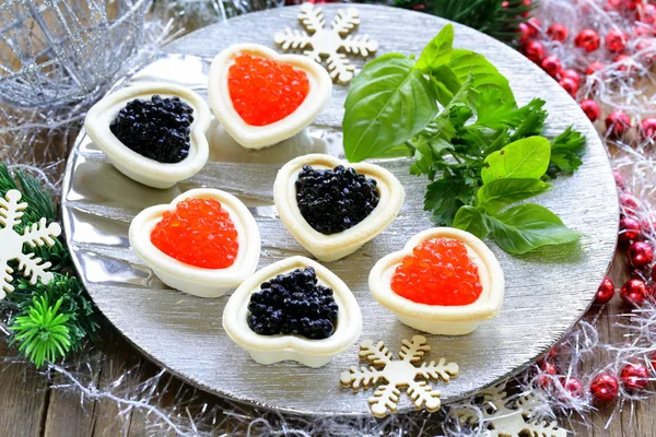 Tartes de aperitivo de Natal festivas com caviar vermelho e preto — Fotografia de Stock