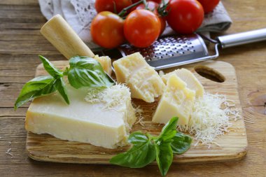 ahşap tahta üzerinde taze lezzetli zor parmesan peyniri