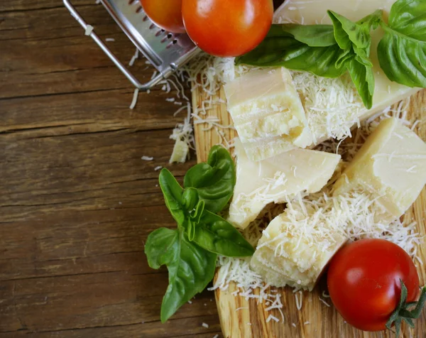 Φρέσκο νόστιμο σκληρό τυρί παρμεζάνα σε έναν ξύλινο πίνακα — Φωτογραφία Αρχείου