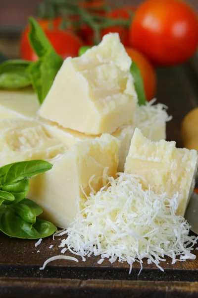 ahşap tahta üzerinde taze lezzetli zor parmesan peyniri