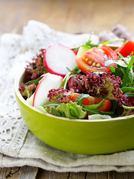 Salada fresca com rúcula, rabanete e tomate — Fotografia de Stock