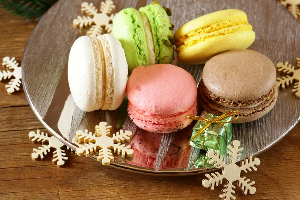 多色法国蛋白杏仁饼干甜食的圣诞礼物 — 图库照片