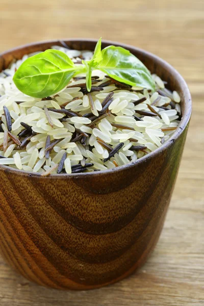 Mix divoké černé a bílé rýže v dřevěné misce — Stock fotografie