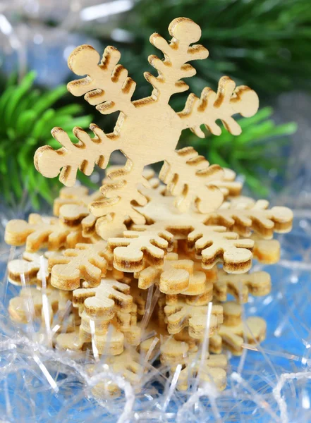 Bodegón de Navidad con decoraciones y copos de nieve de madera sobre un fondo azul —  Fotos de Stock