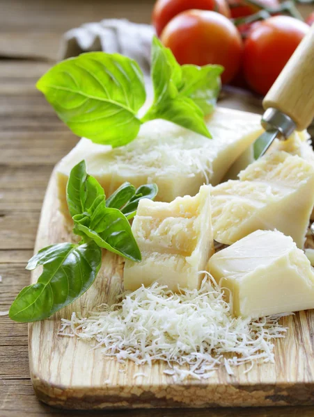 Queijo de parmesão duro saboroso fresco em uma tábua de madeira — Fotografia de Stock