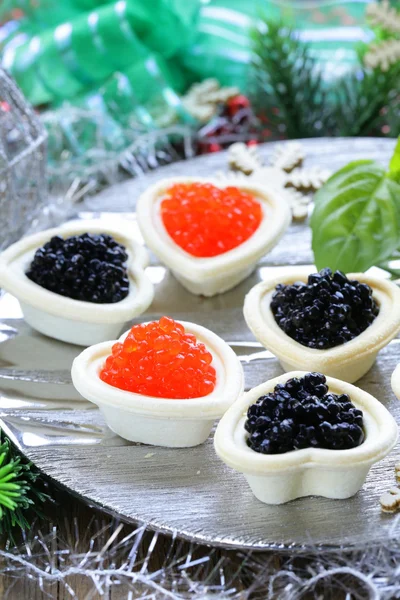 Tartaletas de aperitivo navideño festivo con caviar rojo y negro — Foto de Stock