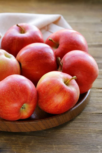 Pommes rouges mûres récolte d'automne sur une table en bois — Photo