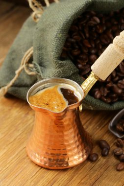 Natürmort kahve çekirdekleri ve bakır kahve kap bir çanta