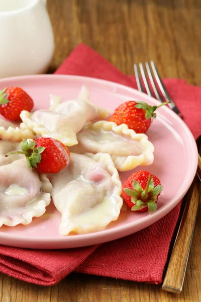 Dumplings met bessen en crème saus geserveerd met verse aardbeien — Stok fotoğraf
