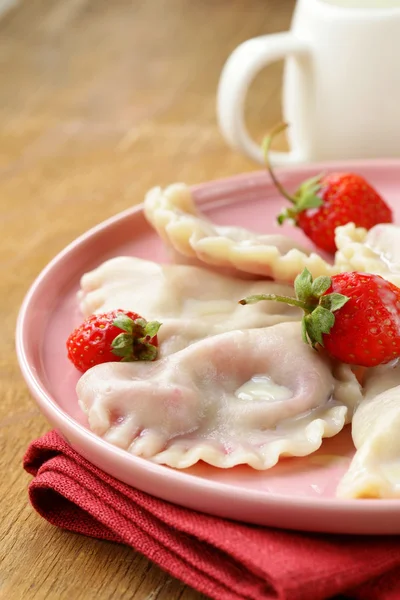 Dumplings met bessen en crème saus geserveerd met verse aardbeien — Stok fotoğraf