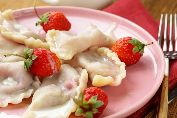 Dumplings met bessen en crème saus geserveerd met verse aardbeien — Stok fotoğraf