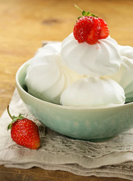 Meringa di marshmallow bianco dolce con fragole fresche — Foto Stock