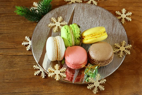 Vícebarevná francouzský macaroons sladkosti vánoční dárek — Stock fotografie
