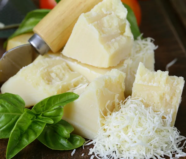 Färska välsmakande hård parmesanost på en planka — Stockfoto