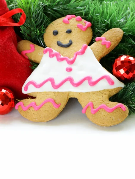 Traditionele kerst gingerbread man met feestelijke decoraties en kerstboom — Stockfoto