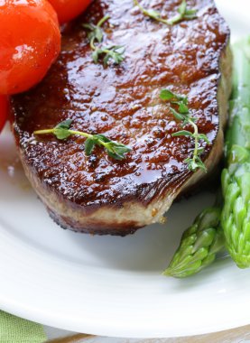 ızgara et dana biftek sebze garnitür (kuşkonmaz ve domates ile)