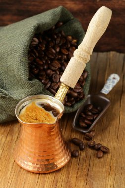 Natürmort kahve fasulye bir çanta ve kahve tencerede