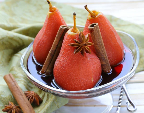 Peras cocidas en vino con especias (canela y anís) ) — Foto de Stock