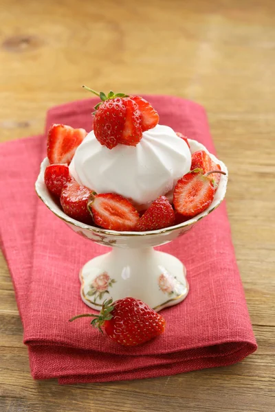 Sweet white marshmallow meringue with fresh strawberries — Stock Photo, Image