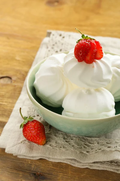 Merengue dulce de malvavisco blanco con fresas frescas —  Fotos de Stock