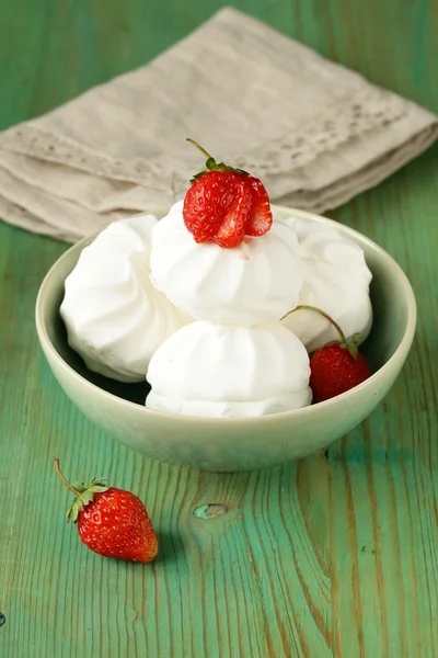 Merengue dulce de malvavisco blanco con fresas frescas —  Fotos de Stock