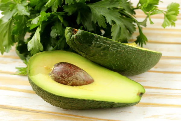 Avocado fresco biologico maturo su un tavolo di legno — Foto Stock