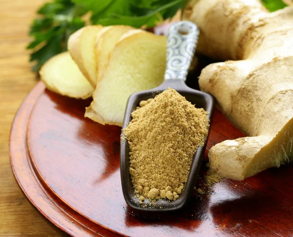 Ground ginger and fresh traditional oriental spice — Stock Photo, Image