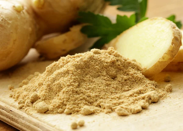 Ground ginger and fresh traditional oriental spice — Stock Photo, Image