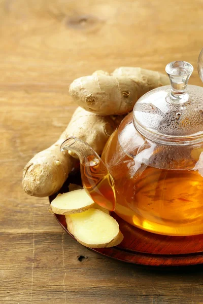 Beverage tea with ginger and fresh root on a wooden background — Stock Photo, Image