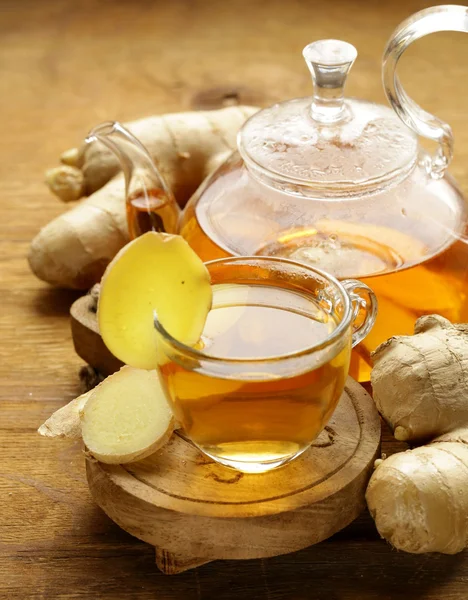 生姜と木製の背景に新鮮な根の飲料茶 — ストック写真