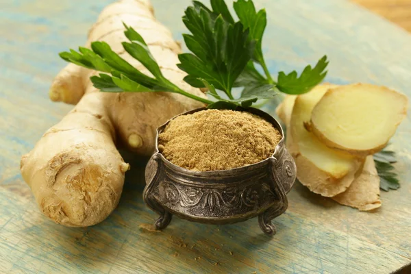 Ground ginger and fresh traditional oriental spice — Stock Photo, Image