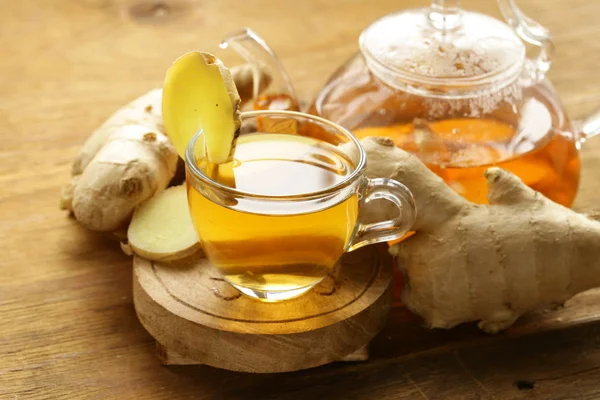 生姜と木製の背景に新鮮な根の飲料茶 — ストック写真