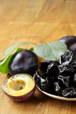 ahşap masa üzerinde taze meyveleri ve kurutulmuş Erik Erik