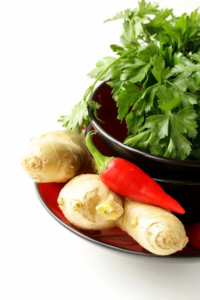 Азіатський стиль інгредієнти (імбир, Чилі, коріандр і часником) у традиційний посуд — стокове фото