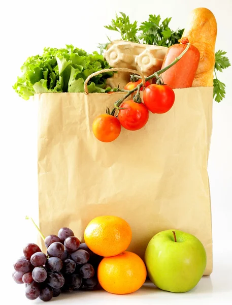 紙の買い物袋製品 （パン、卵、ソーセージ、果物や野菜の完全) — ストック写真
