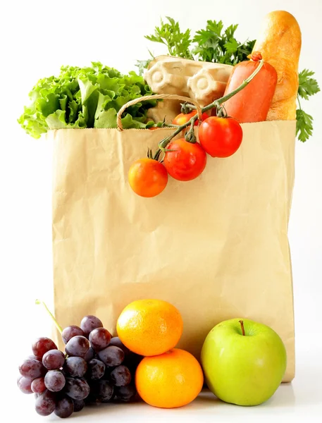 Papiereinkaufstasche voller Produkte (Brot, Eier, Wurst, Obst und Gemüse)) — Stockfoto