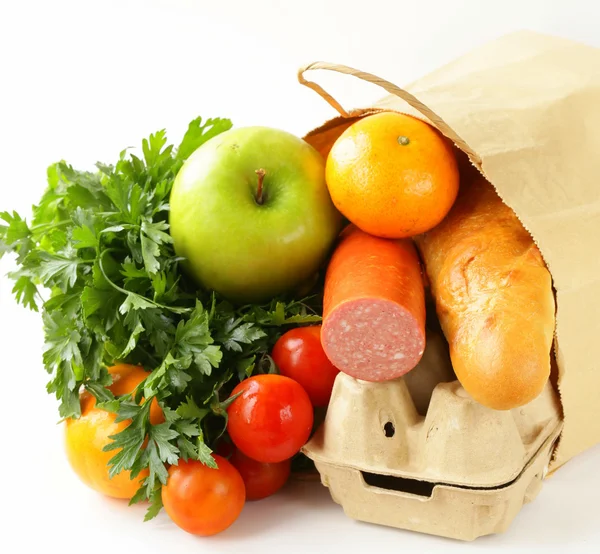 Papiereinkaufstasche voller Produkte (Brot, Eier, Wurst, Obst und Gemüse)) — Stockfoto