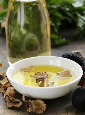 zeytinyağı ile ahşap bir masa üzerinde siyah trüf aromalı