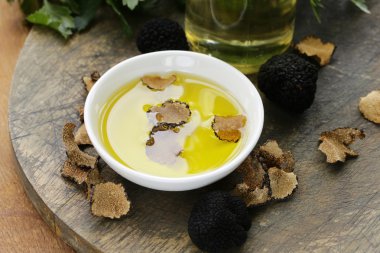 zeytinyağı ile ahşap bir masa üzerinde siyah trüf aromalı