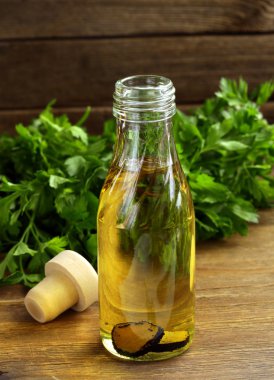 zeytinyağı ile ahşap bir masa üzerinde siyah trüf aromalı