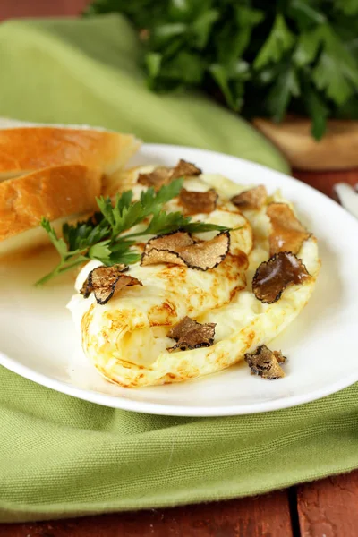 Omelette gourmande à la truffe noire et aux herbes — Photo