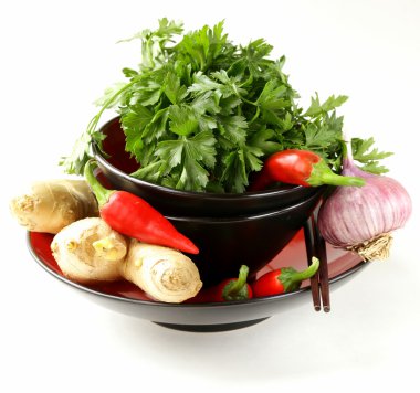 Asya gıda malzemeleri (zencefil, kırmızı biber, kişniş ve sarımsak) geleneksel mutfak eşyaları