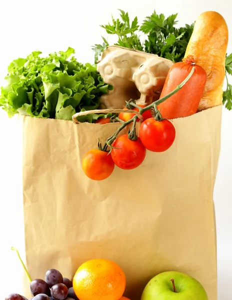 Bolsa de papel llena de productos (pan, huevos, salchichas, frutas y verduras) ) —  Fotos de Stock