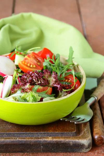 Salade fraîche avec roquette, radis et tomates — Photo