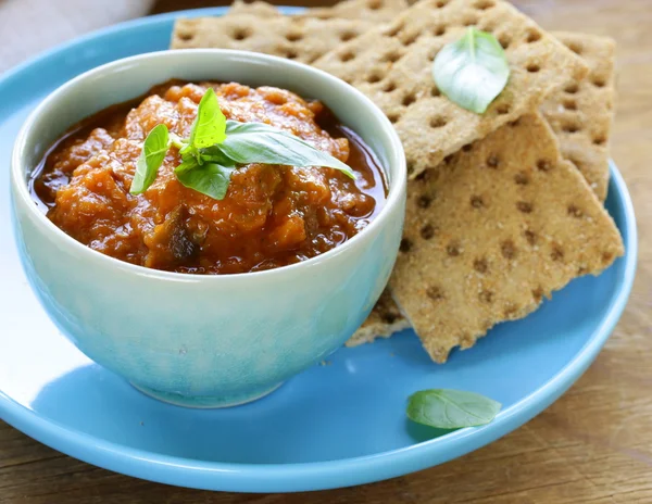 Salsa de ragú vegetal de berenjena y tomate con patatas fritas — Foto de Stock