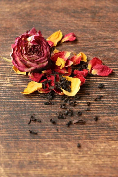 Naturalne organiczne herbaty z suche róże na tle drewniane — Zdjęcie stockowe