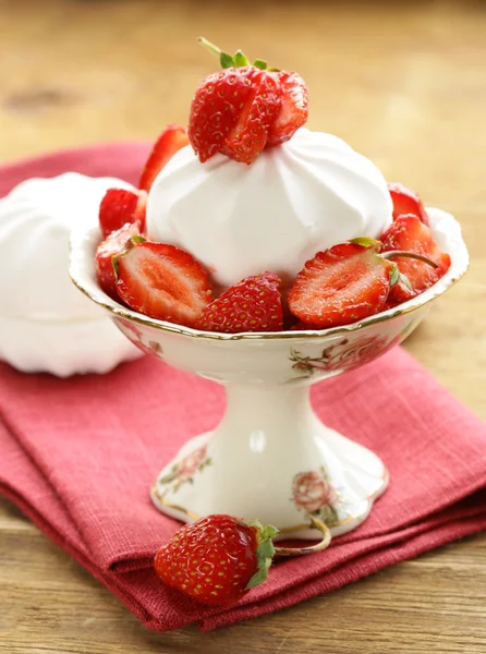 Zoete witte marshmallow meringue met verse aardbeien — Stockfoto