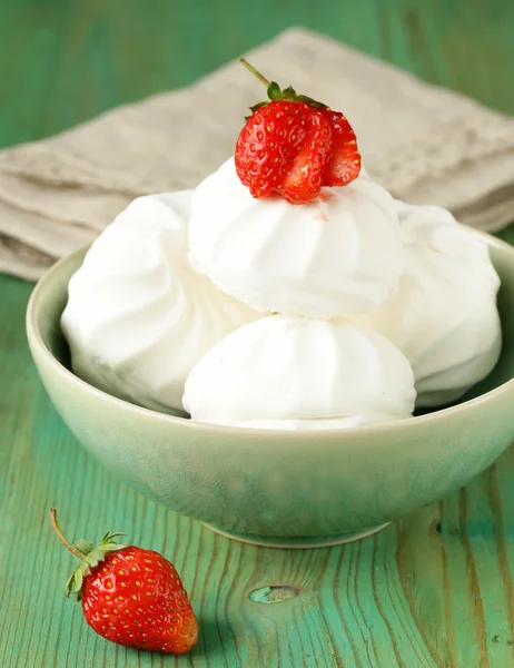 Sladké bílé marshmallow pusinky s čerstvými jahodami — Stock fotografie