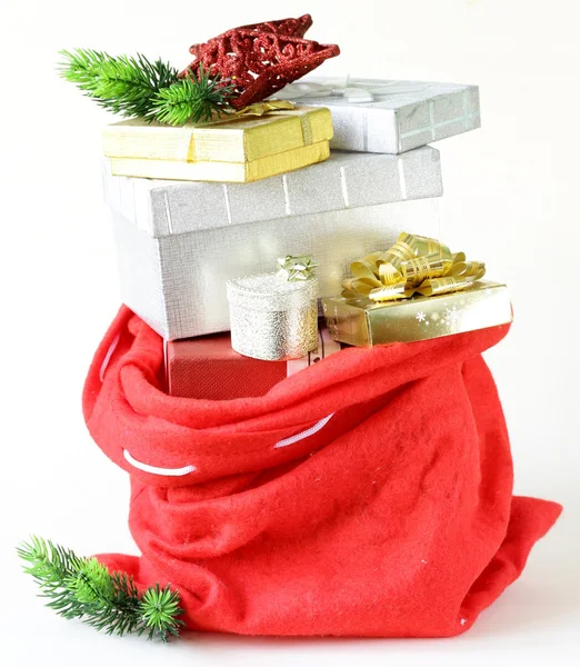 Composición navideña con decoraciones y regalos navideños — Foto de Stock