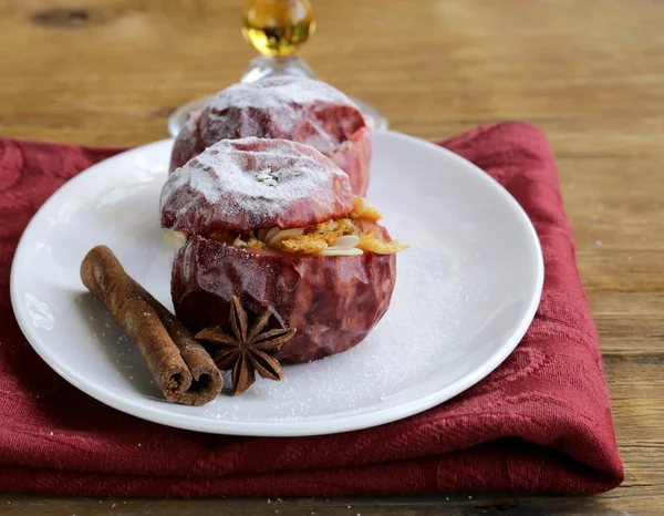 Manzanas al horno con canela y azúcar en polvo — Foto de Stock